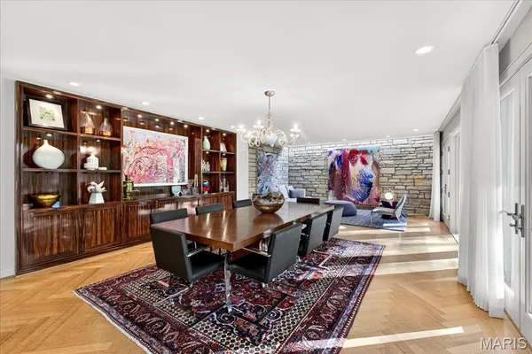 $3,950,000 | 12 East Brentmoor Park, St. Louis, MO 63105