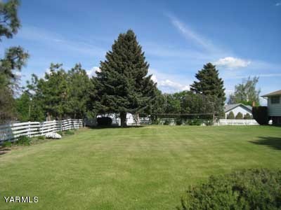 17161 Summitview Road Cowiche, WA 98923 - Photo 20 of 28 a view of a water fountain and a big yard