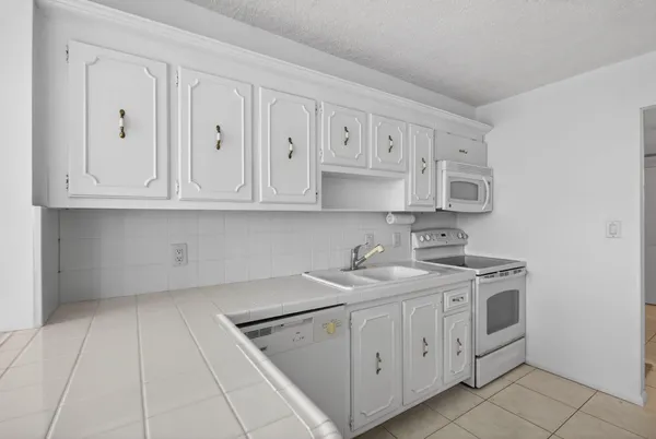 $2,900 | 4200 North Ocean Drive, Unit 21606, Riviera Beach, FL 33404
