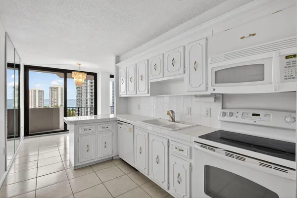 $2,900 | 4200 North Ocean Drive, Unit 21606, Riviera Beach, FL 33404