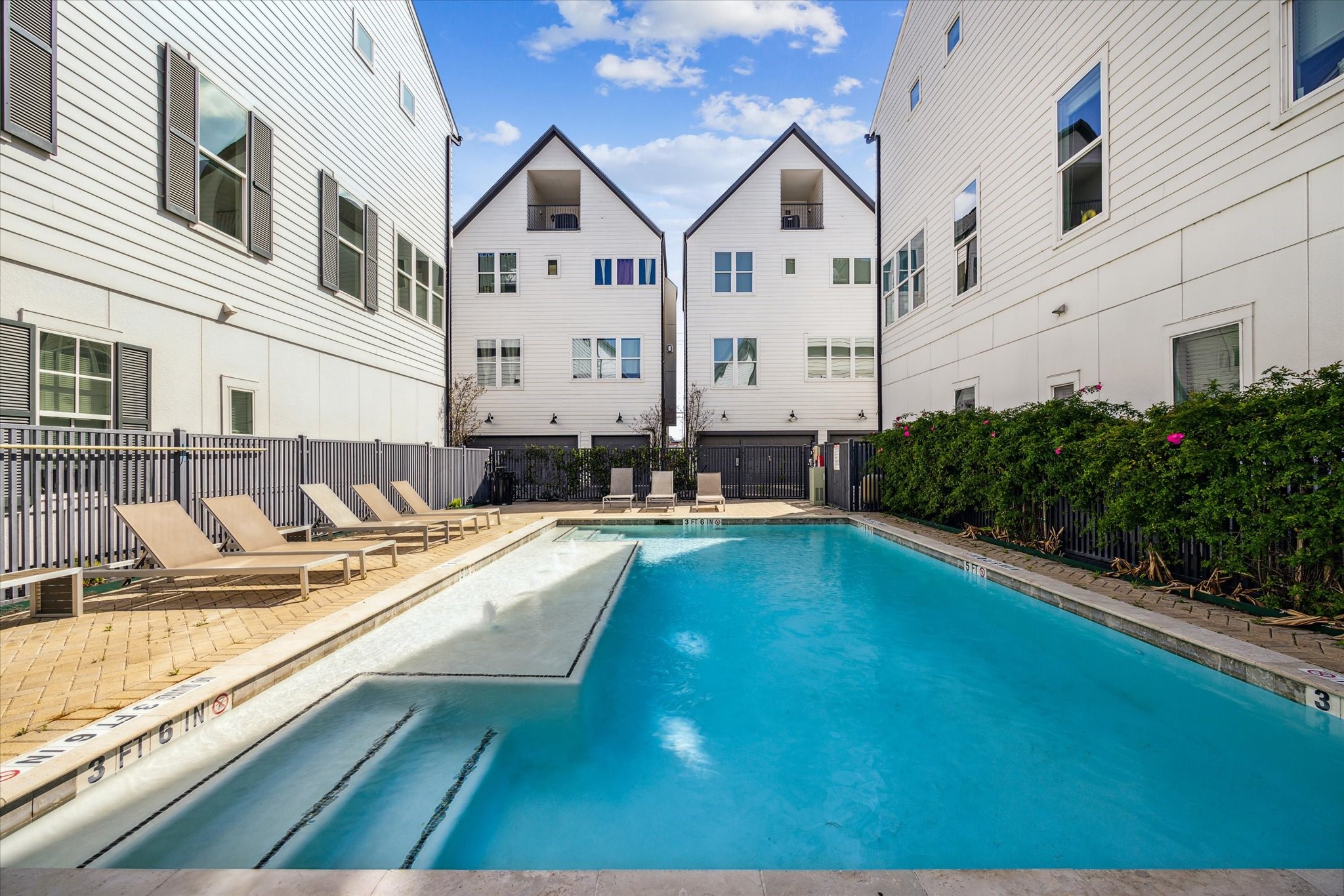 3312 West 12th Street Houston, TX 77008 - Photo 2 of 25 Stunning, luxury community pool.