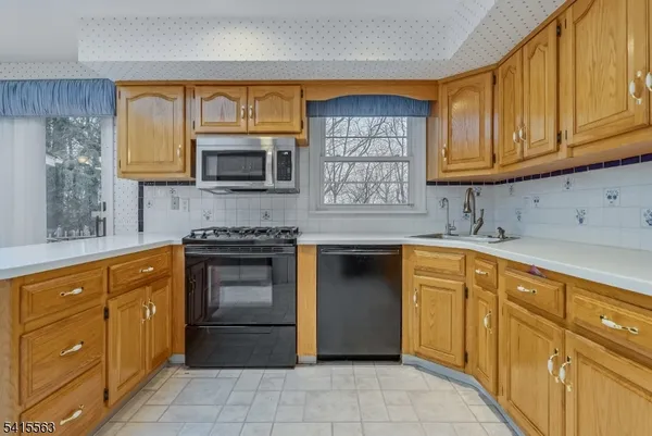 $900,000 | 11 Wood Drive, Morris Plains, NJ 07950