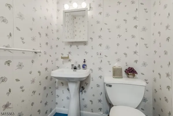 $900,000 | 11 Wood Drive, Morris Plains, NJ 07950