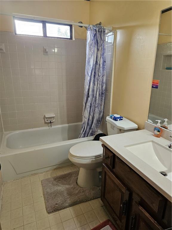 1935 Coventry Way Jonesboro, GA 30236 - Photo 29 of 33 a bathroom with a sink a toilet and a bathtub
