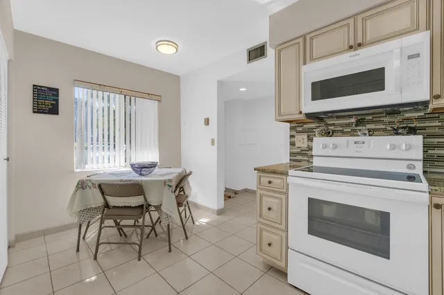 $179,000 | 7301 Amberly Lane, Unit 109, Delray Beach, FL 33446