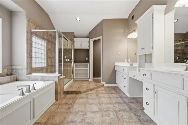$699,900 | 15088 Sherwood Road, Leawood, KS 66224