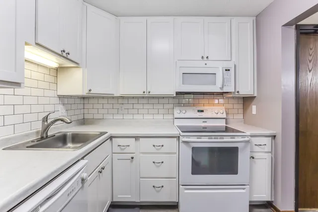 $169,900 | 1855 Silver Bell Road, Unit 120, Eagan, MN 55122