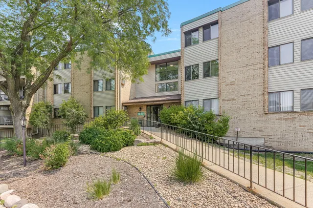 $169,900 | 1855 Silver Bell Road, Unit 120, Eagan, MN 55122