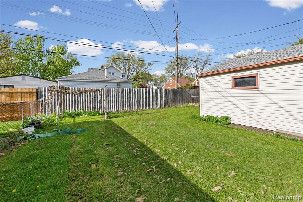 8153 Dale Center Line, MI 48015 - Photo 18 of 19