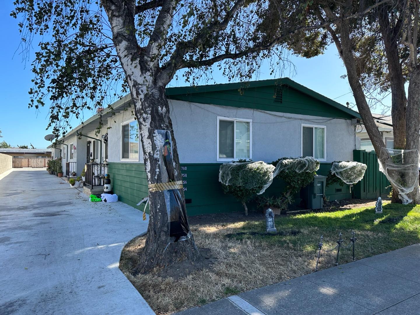 a view of a house with backyard and trees