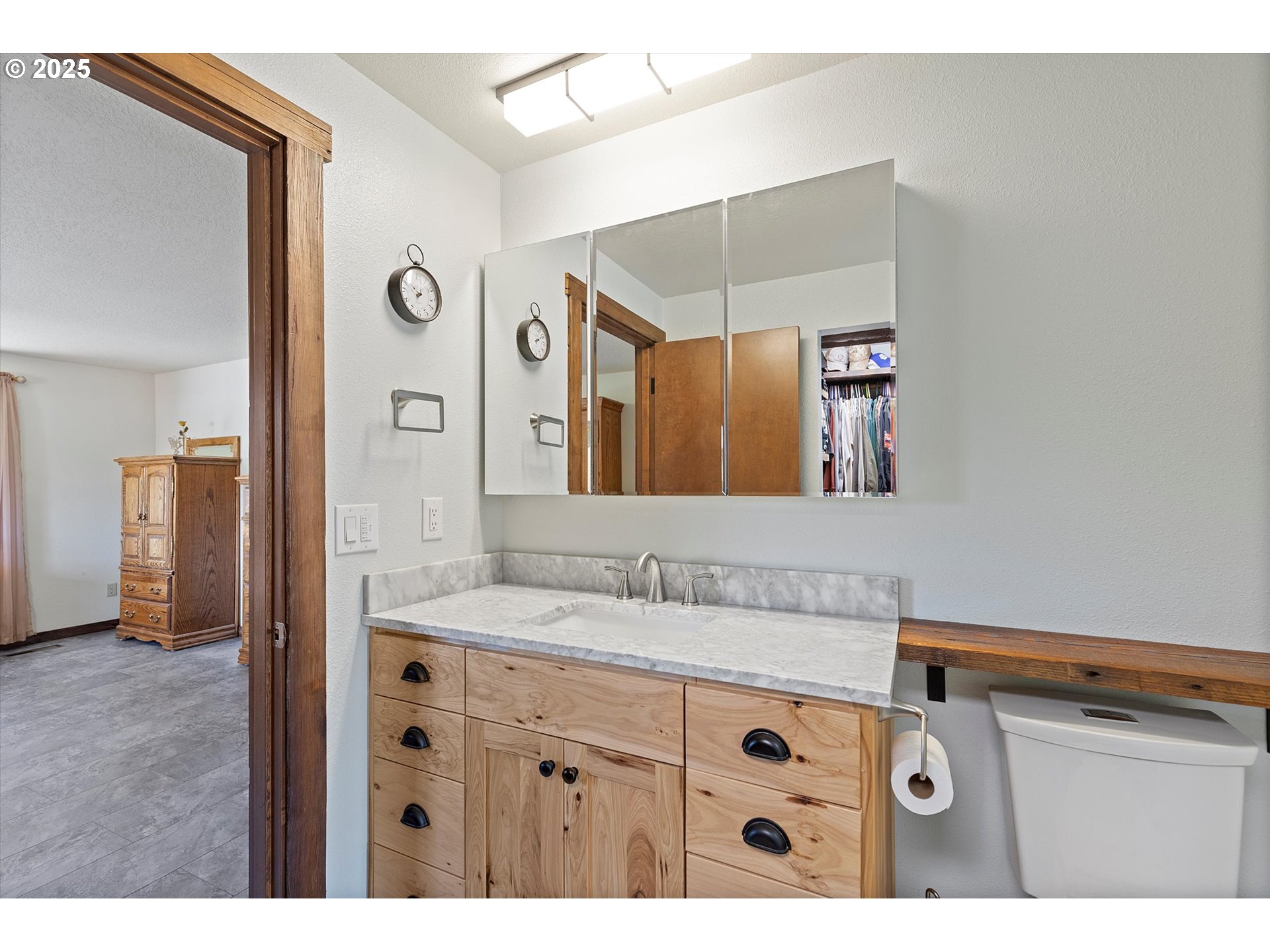 21560 Gooseneck Road Sheridan, OR 97378 - Photo 21 of 48 a bathroom with a sink and a mirror