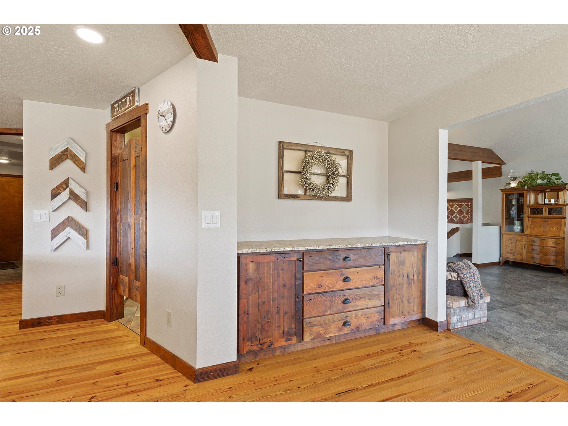 21560 Gooseneck Road Sheridan, OR 97378 - Photo 8 of 48 a view of livingroom with hardwood
