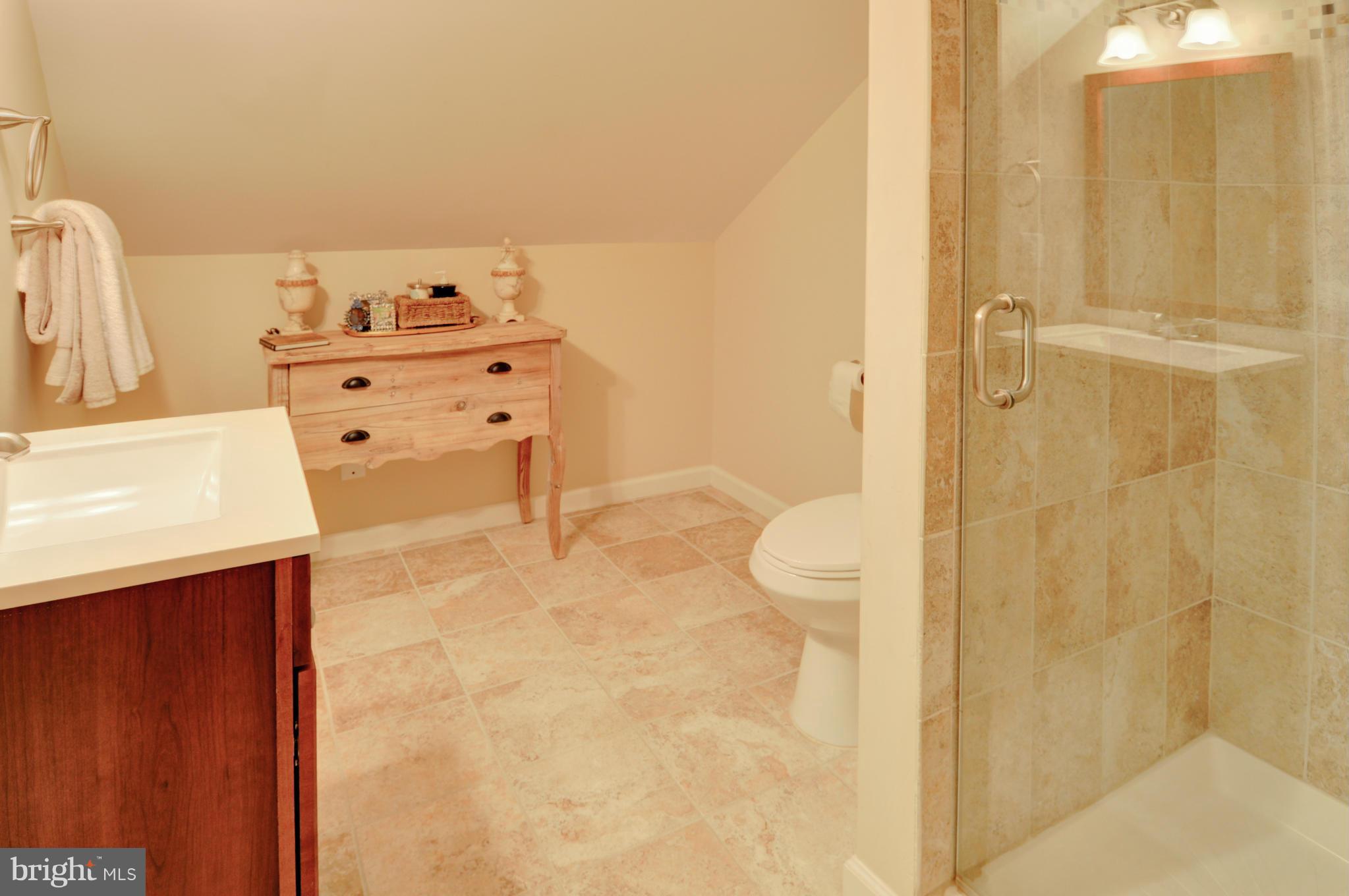 3305 Russell Road Alexandria, VA 22305 - Photo 17 of 30 Bath