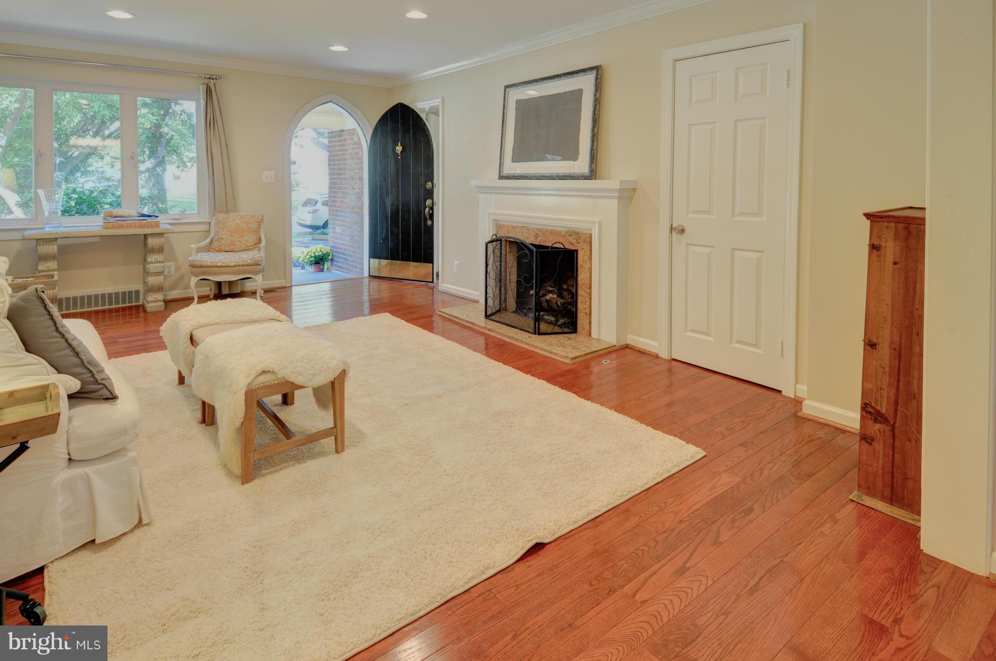3305 Russell Road Alexandria, VA 22305 - Photo 7 of 30 Living Room