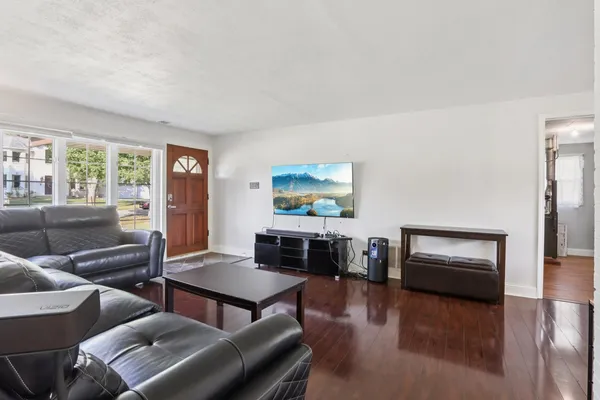 $349,900 | 1933 Whittier Lane, Schaumburg, IL 60193