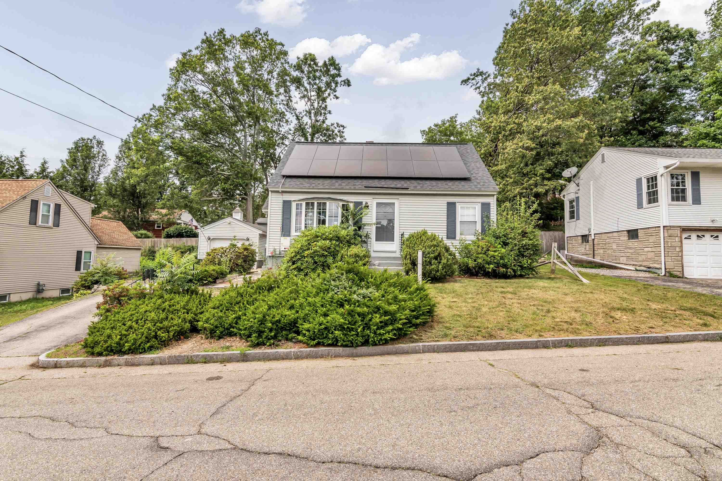 354 Seames Drive Manchester, NH 03103 - Photo 2 of 31