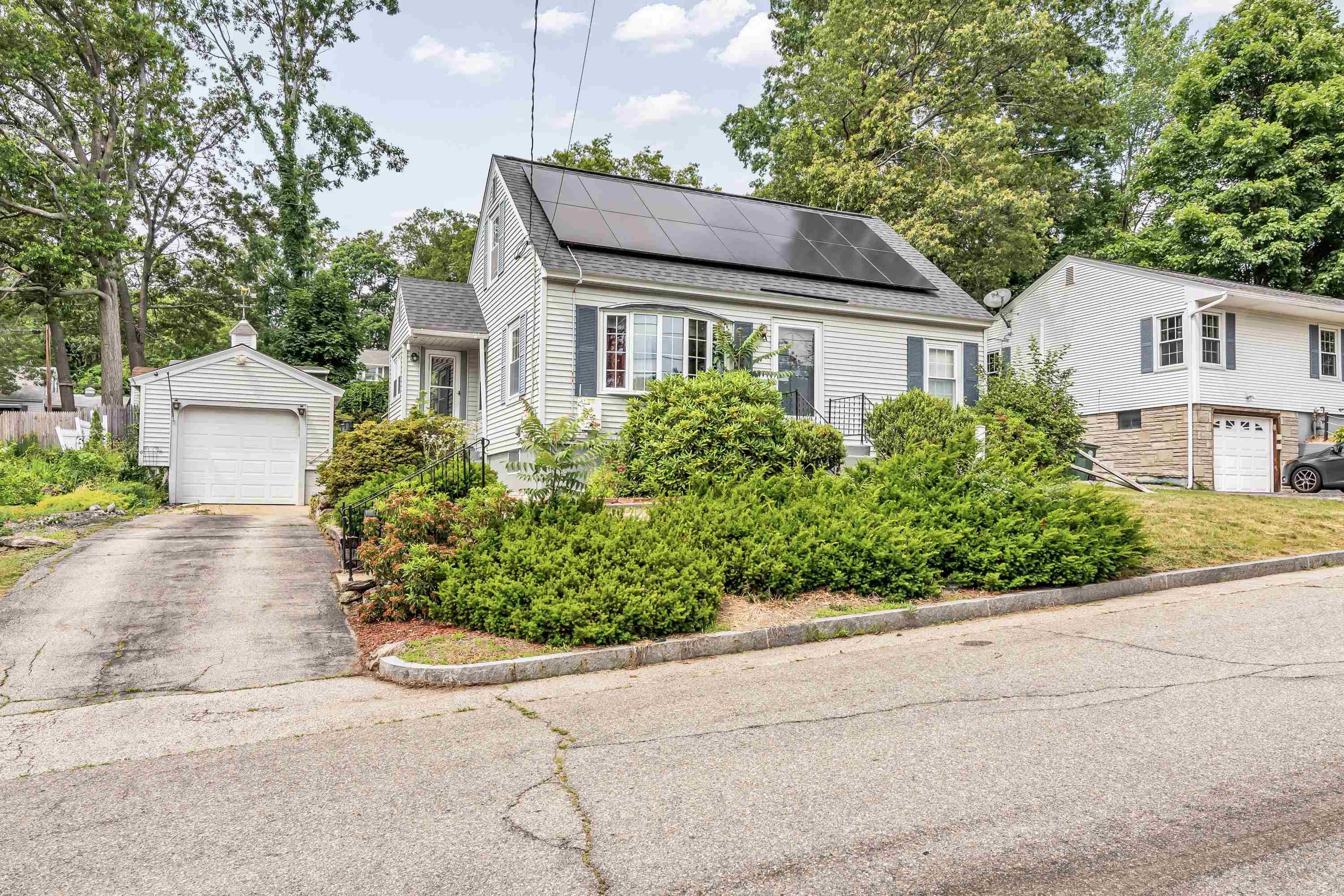 354 Seames Drive Manchester, NH 03103 - Photo 3 of 31