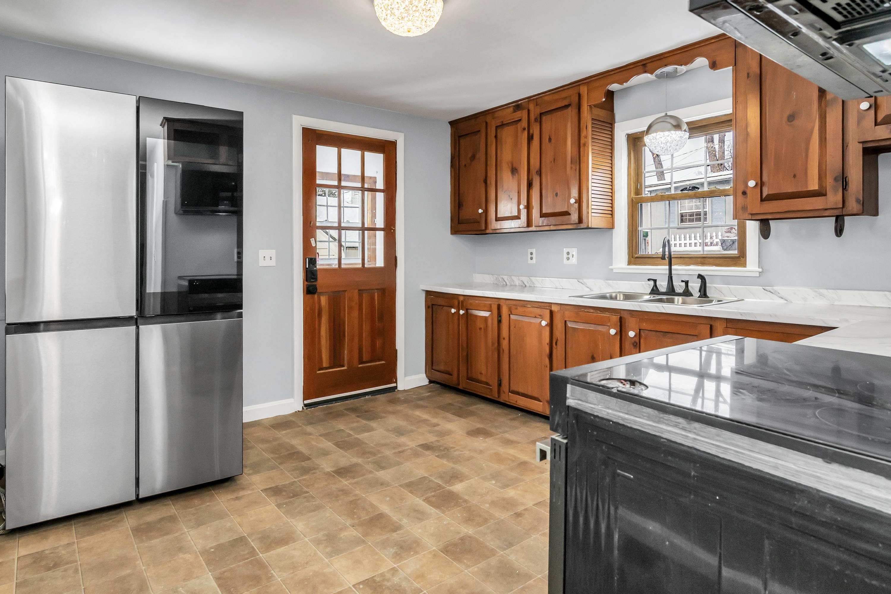 354 Seames Drive Manchester, NH 03103 - Photo 4 of 31