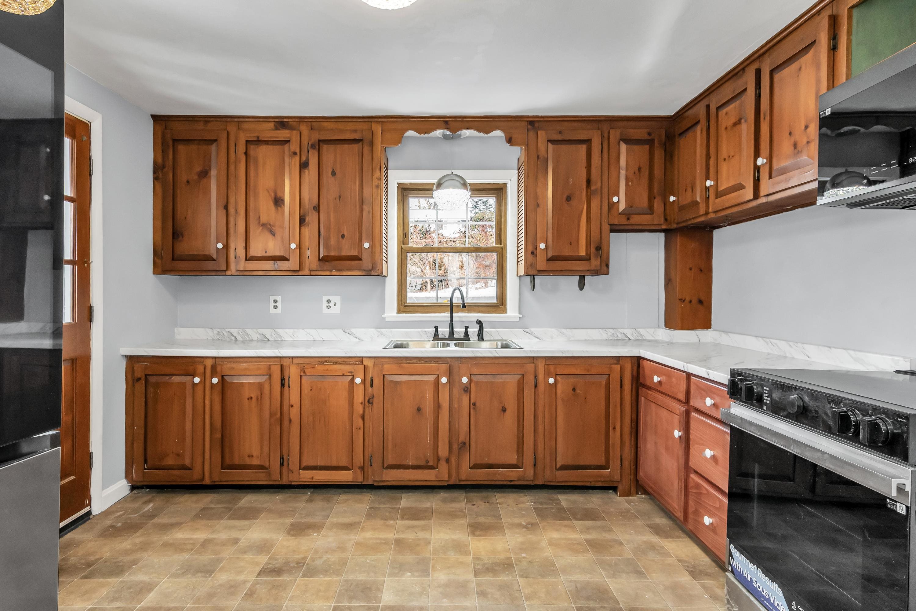 354 Seames Drive Manchester, NH 03103 - Photo 5 of 31