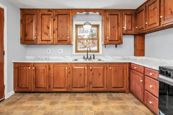 $419,900 | 354 Seames Drive, Manchester, NH 03103
