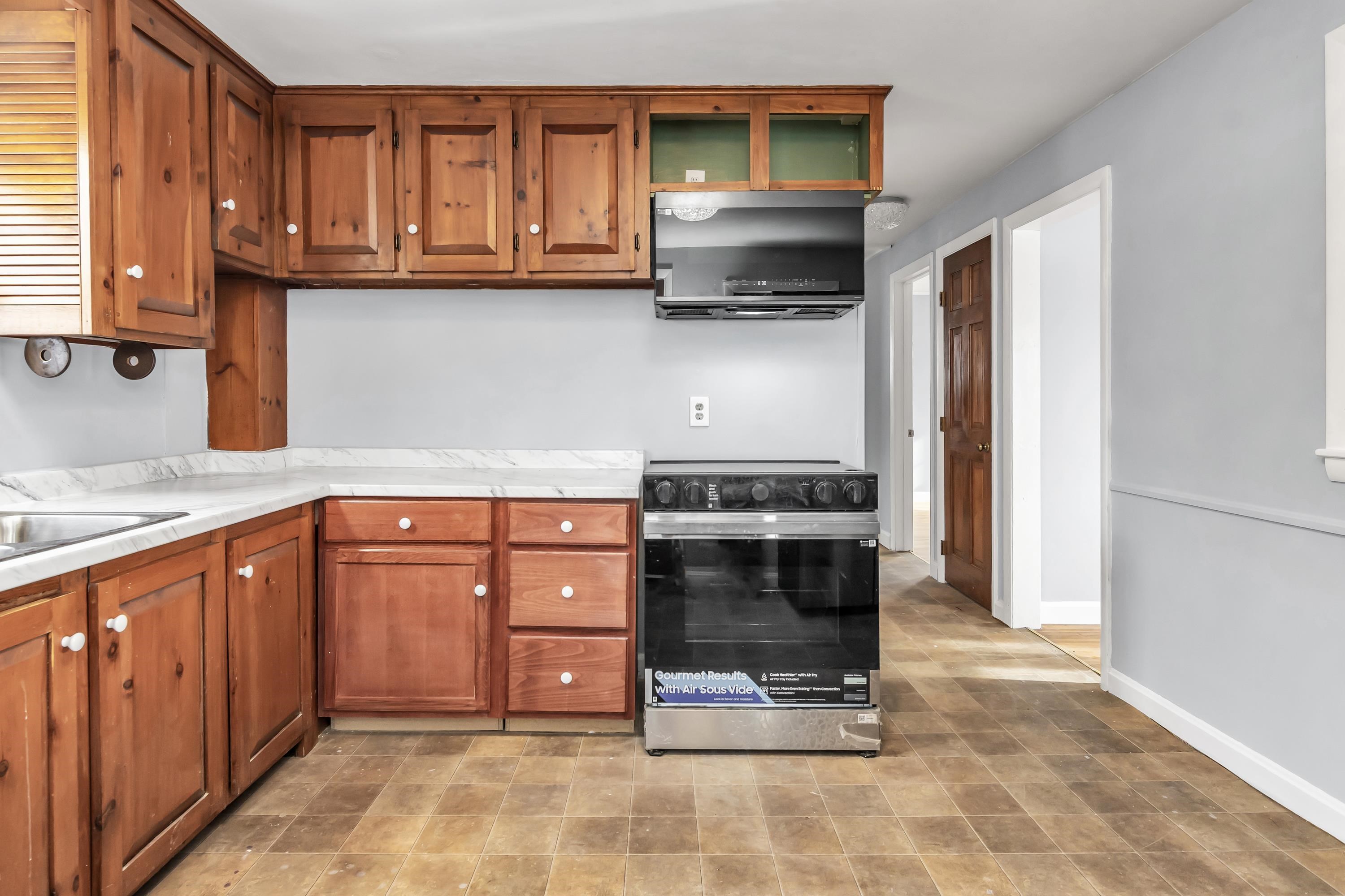 354 Seames Drive Manchester, NH 03103 - Photo 7 of 31