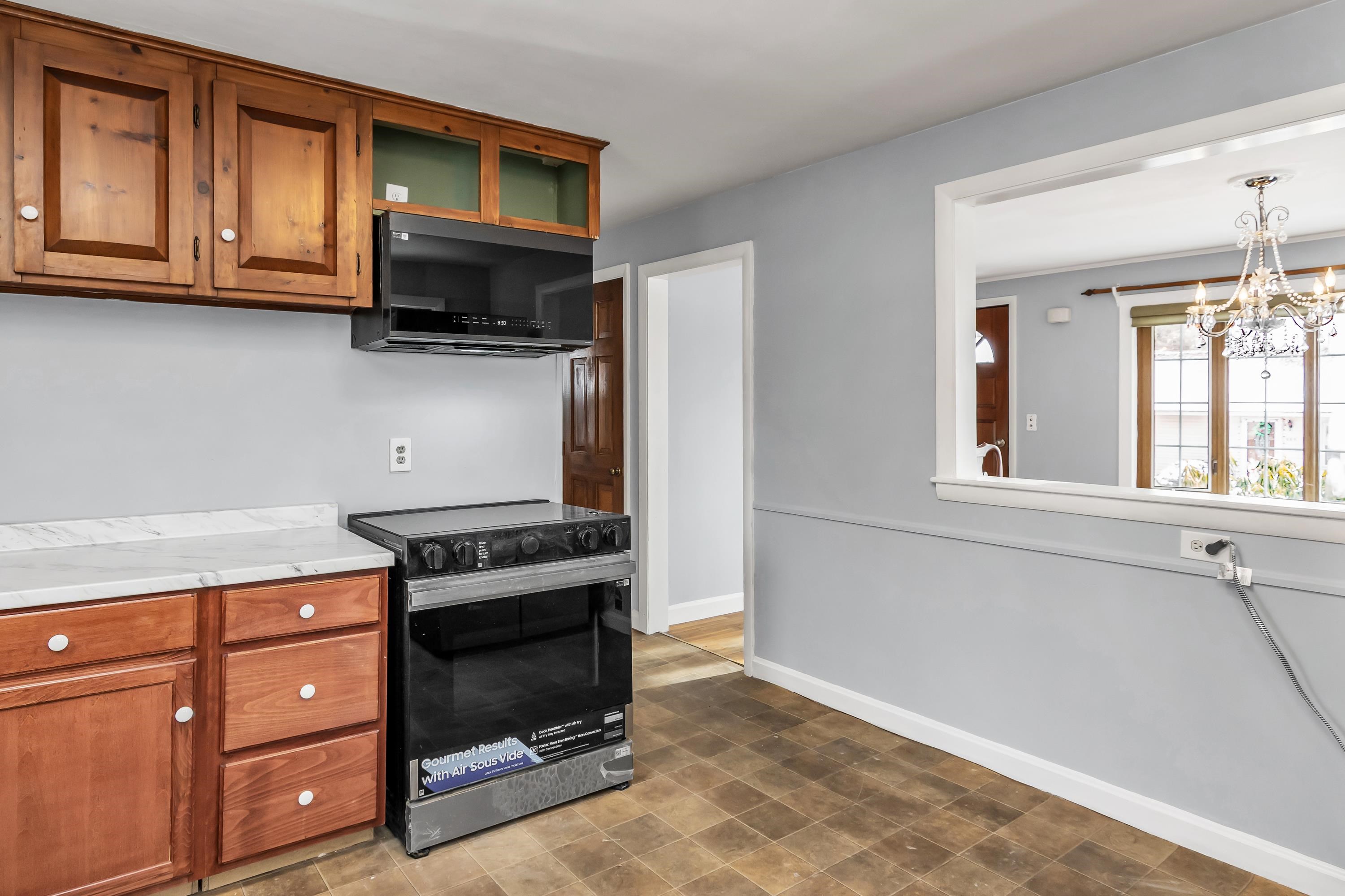 354 Seames Drive Manchester, NH 03103 - Photo 8 of 31