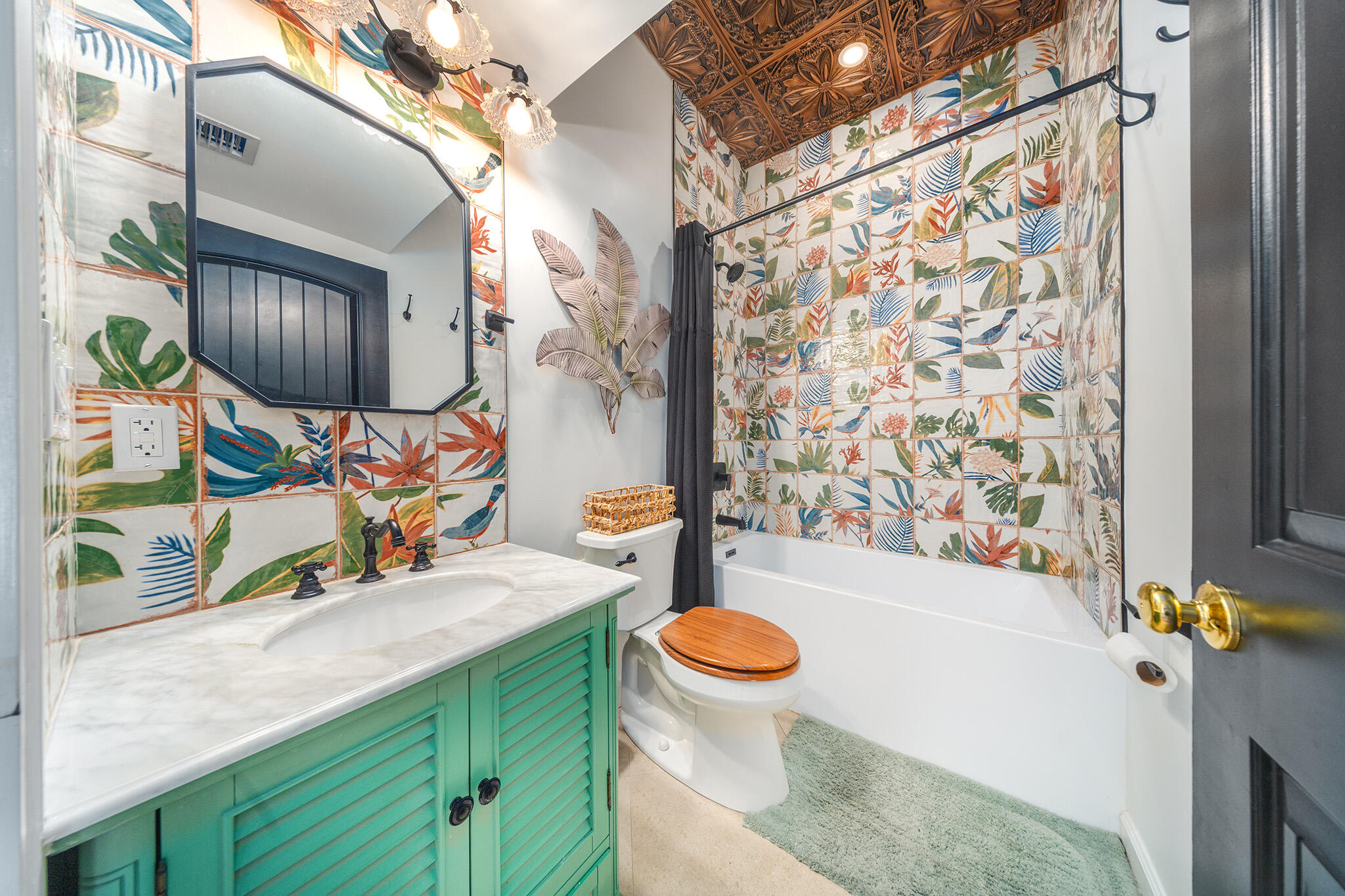 529 Simonton Street Key West, FL 33040 - Photo 33 of 82 Shared guest bathroom