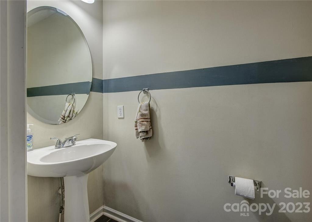 4931 Lakeview Road Charlotte, NC 28216 - Photo 21 of 34 Gallery Image 21