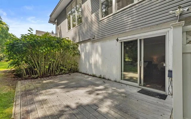 a view of a house with backyard