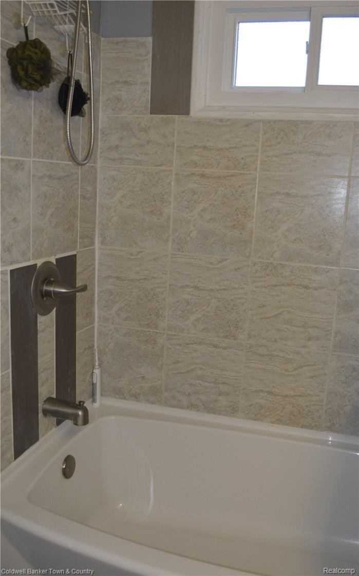 7575 North Fowlerville Road Fowlerville, MI 48836 - Photo 18 of 34 Bathtub