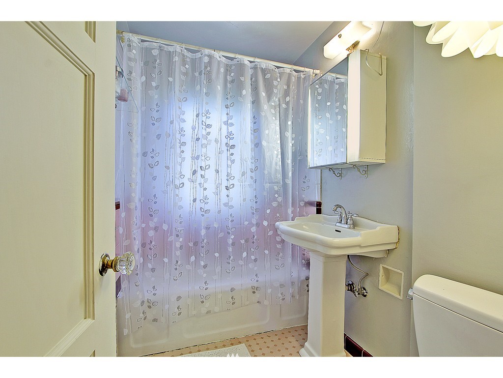 3908 Southwest Rose Street Seattle, WA 98136 - Photo 11 of 15 Gallery Image 11