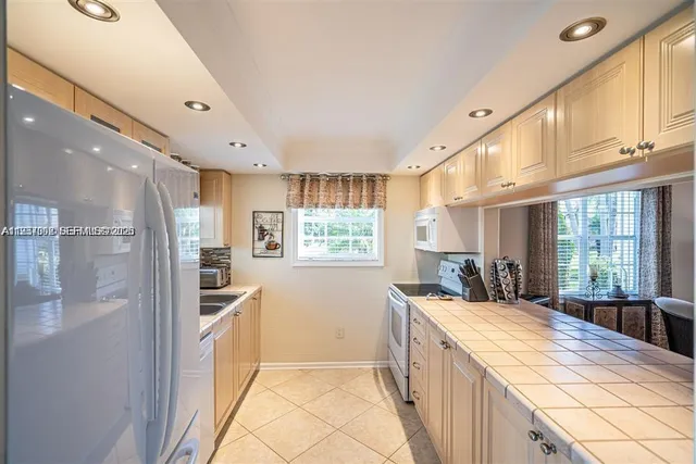 $2,400 | 221 Waterside Drive, Unit 221, Hypoluxo, FL 33462