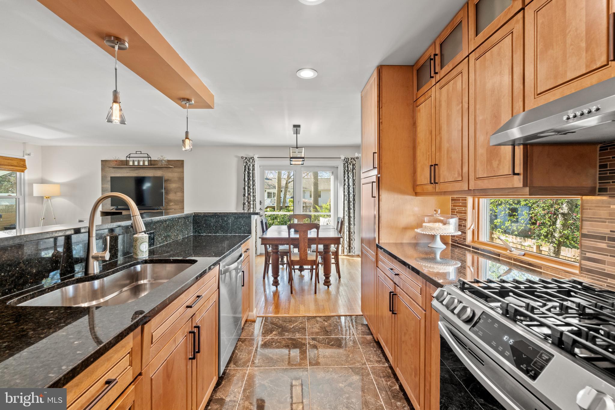 2411 Culpeper Road Alexandria, VA 22308 - Photo 9 of 36 Large sink & gas oven. View into Dining area.