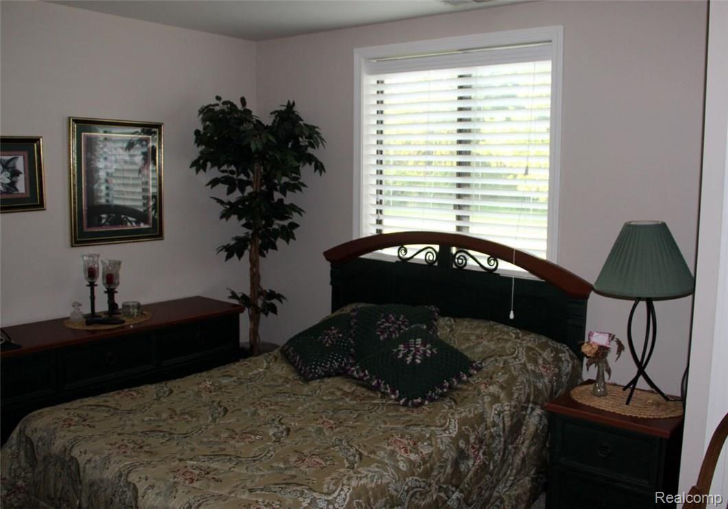 7135 Allen Road Fenton, MI 48430 - Photo 18 of 32 Bed Lower.jpg