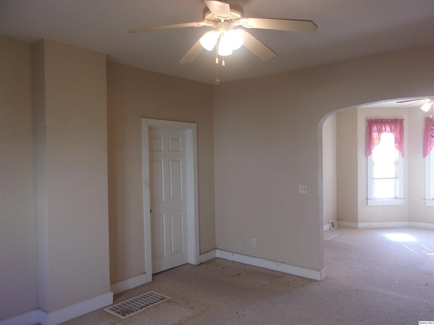 740 South 14th Street Quincy, IL 62301 - Photo 11 of 20 an empty room that has a window in it