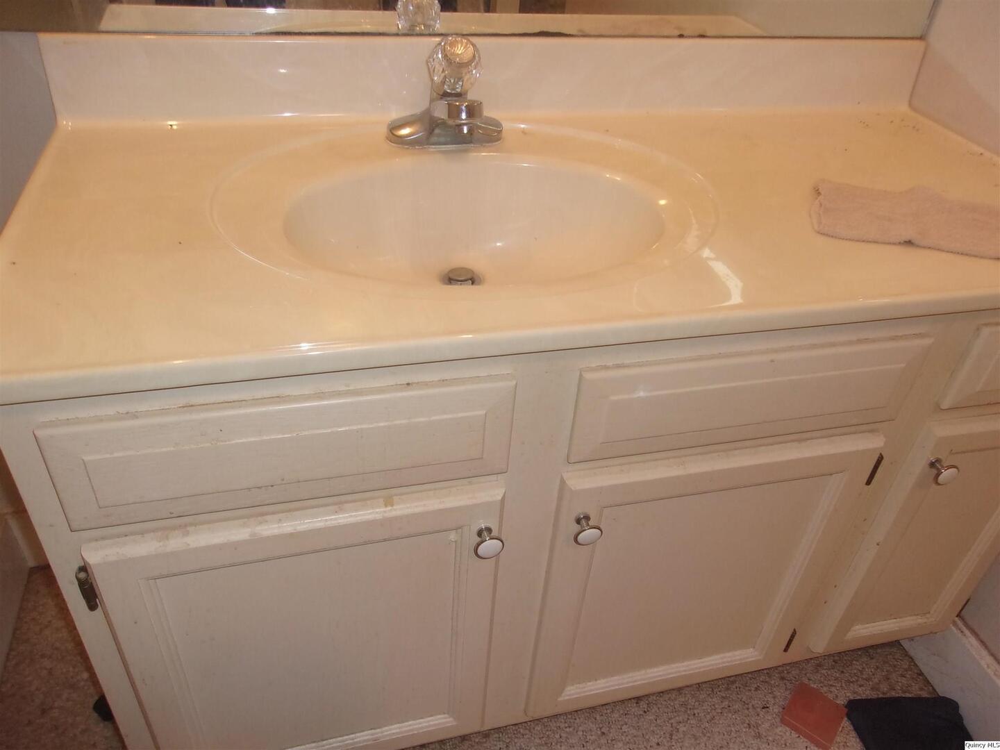 740 South 14th Street Quincy, IL 62301 - Photo 14 of 20 a close view of sink