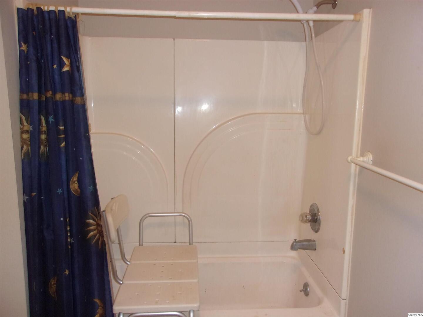 740 South 14th Street Quincy, IL 62301 - Photo 16 of 20 a bathroom with a bathtub