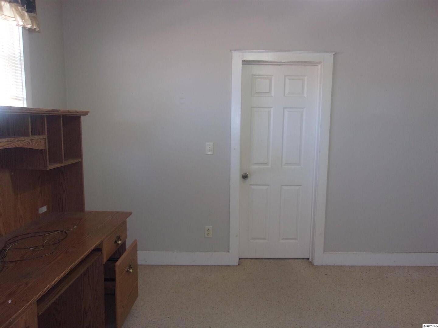 740 South 14th Street Quincy, IL 62301 - Photo 17 of 20 an empty room with windows