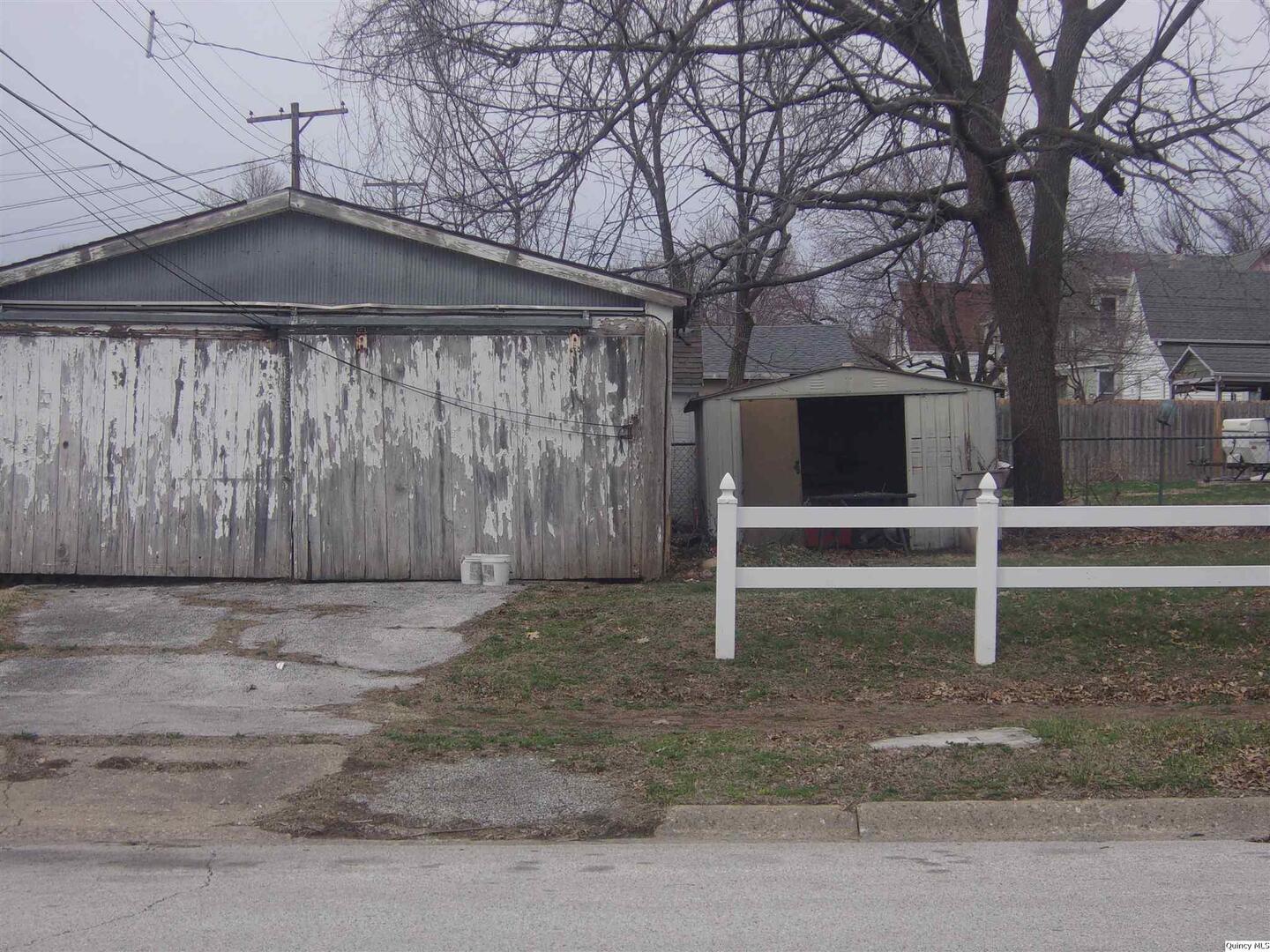 740 South 14th Street Quincy, IL 62301 - Photo 5 of 20 a backyard of a house