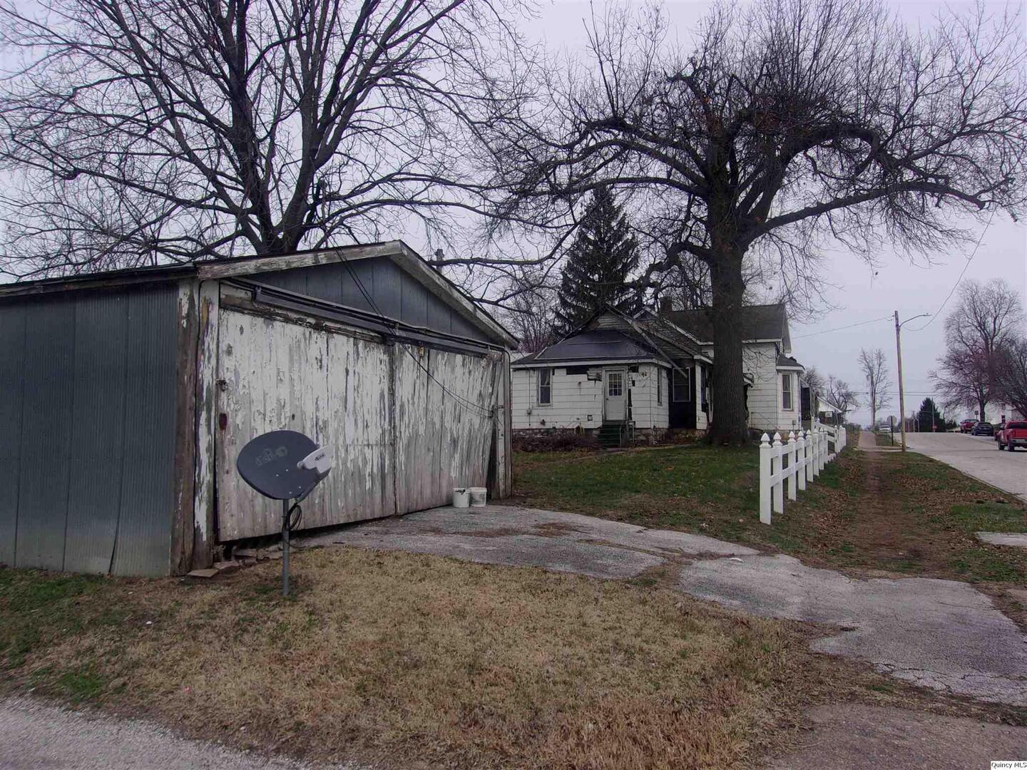 740 South 14th Street Quincy, IL 62301 - Photo 6 of 20 a backyard of a house with large trees and a barn