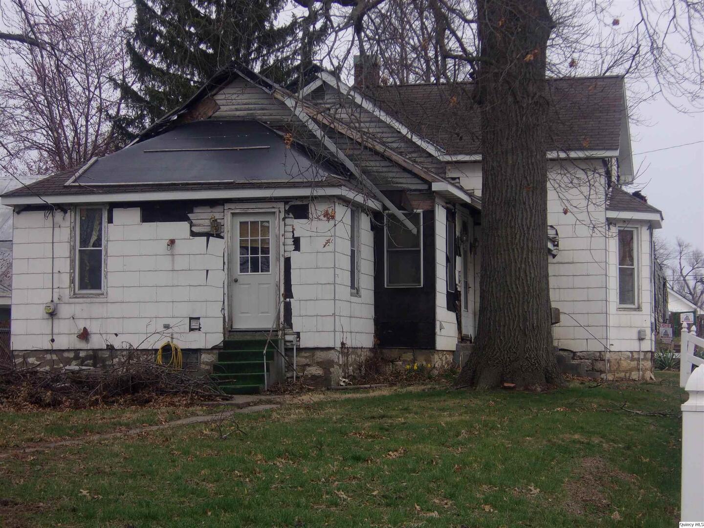 740 South 14th Street Quincy, IL 62301 - Photo 7 of 20 front view of a house with a yard