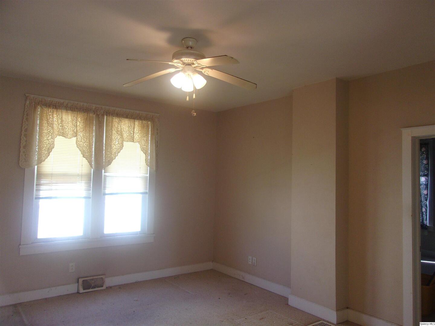 740 South 14th Street Quincy, IL 62301 - Photo 10 of 20 an empty room with a window