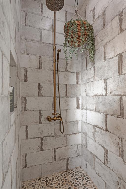 7070 Armadillo Rdg Road McKinney, TX 75071 - Photo 14 of 34 a bathroom with a shower