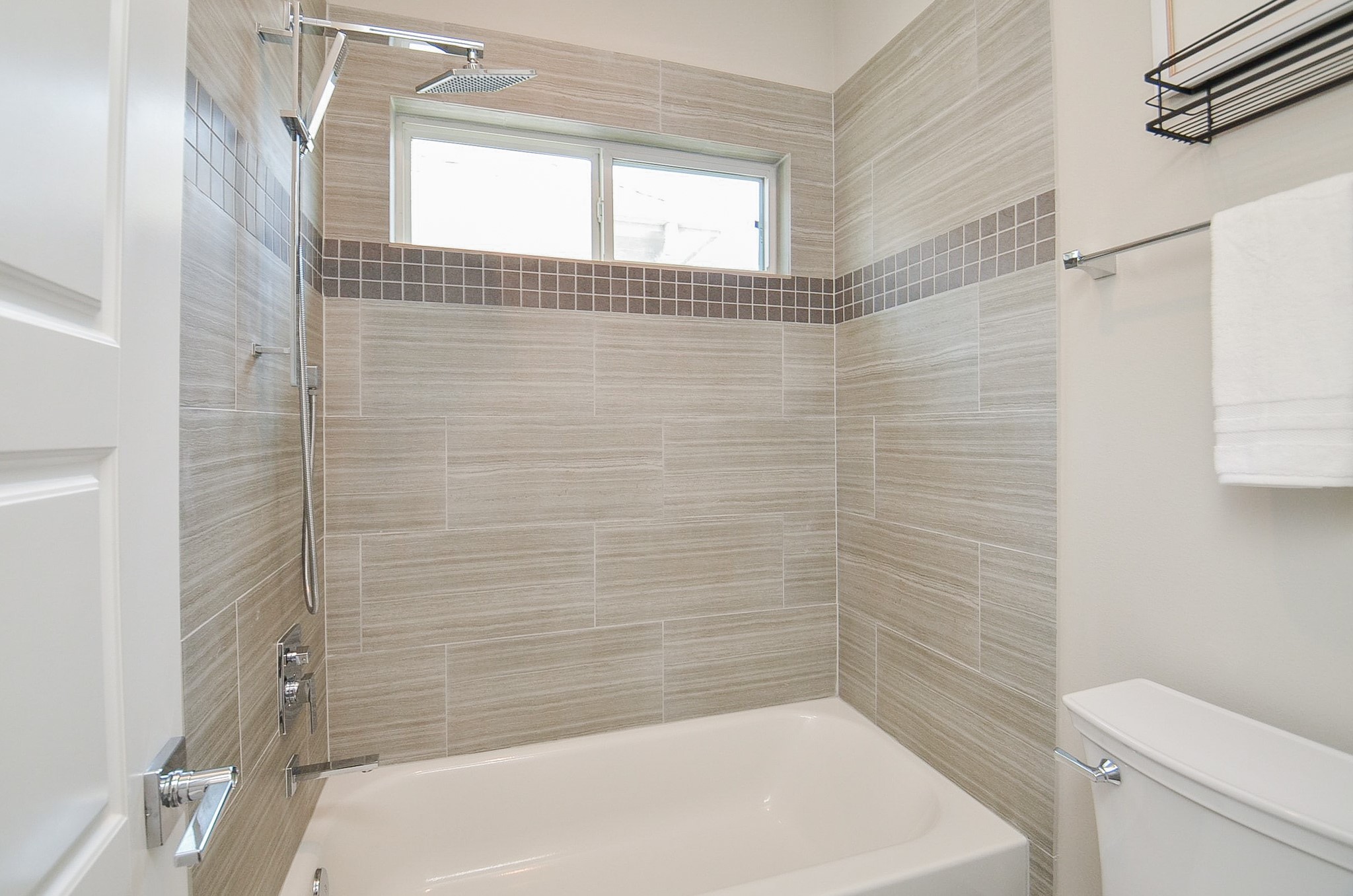 1223 West Tidwell Road Houston, TX 77091 - Photo 22 of 30 Neutral modern finishes in this tub/shower combination.