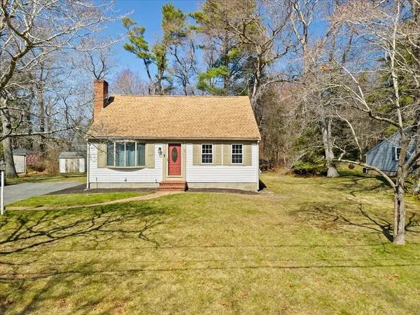 a view of a house with a yard