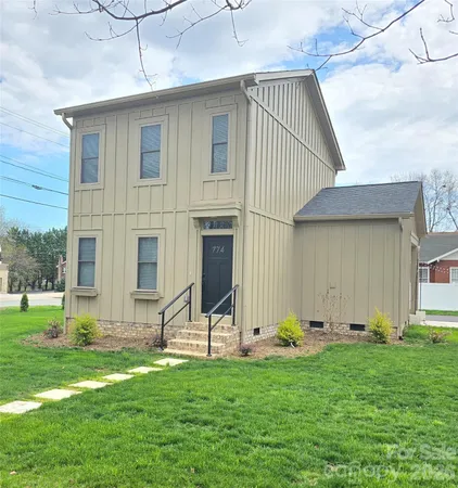 a view of a house with backyard
