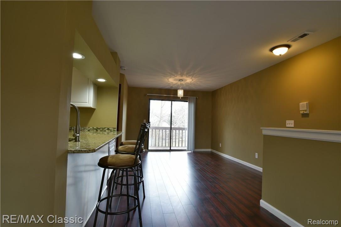 1504 Meadowside Drive, Unit 178 Rochester, MI 48307 - Photo 2 of 15 Bar stool seating off the kitchen