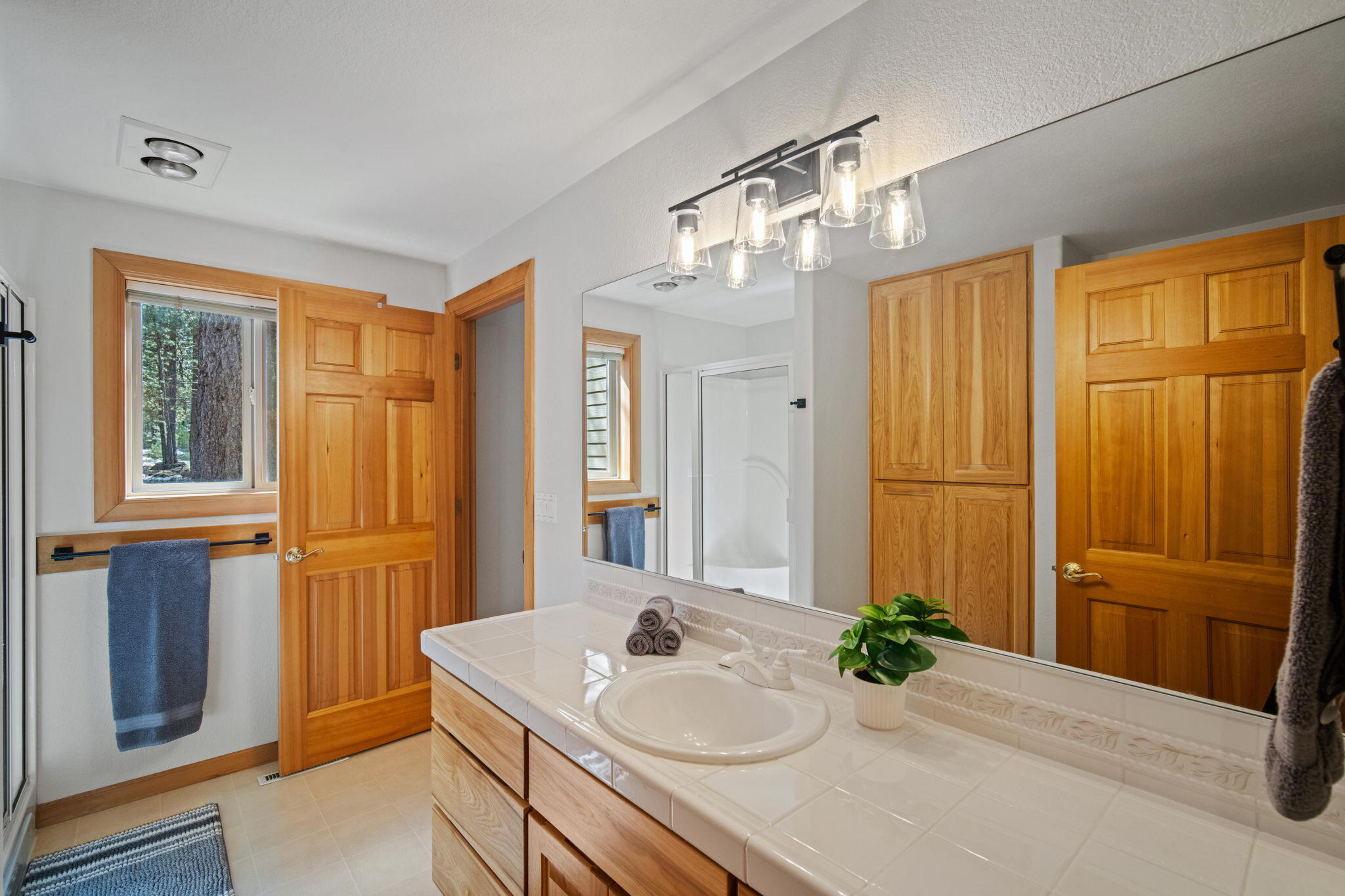 17948 Shadow Lane, Unit 7 Sunriver, OR 97707 - Photo 66 of 92 a bathroom with a sink a vanity and a mirror