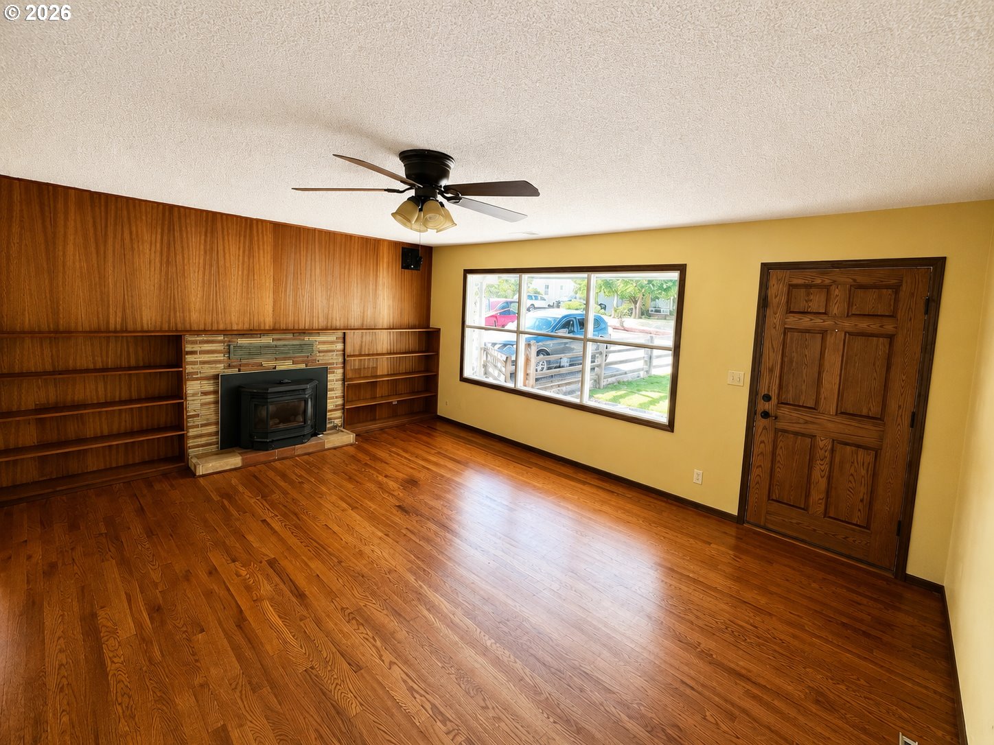10 Southwest Peach Lane Winston, OR 97496 - Photo 8 of 22 a view of livingroom with hardwood floor and a ceiling fan