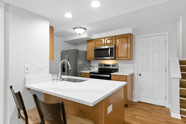 $2,700 | 8824 Robin Drive, Unit F, Des Plaines, IL 60016